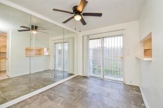 9350 Country Creek St in Houston, TX - Building Photo - Building Photo