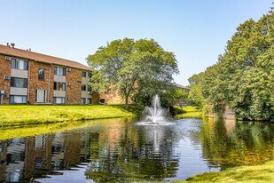 Ashton Lake Apartments in East Lansing, MI - Building Photo