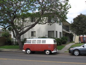 5461 Orange Ave in Long Beach, CA - Foto de edificio - Building Photo