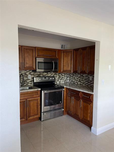 4732 SW 33rd Ave in Fort Lauderdale, FL - Foto de edificio - Building Photo