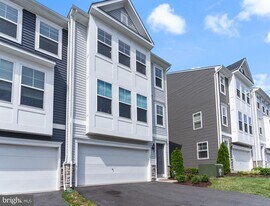 18277 Summit Pointe Dr in Triangle, VA - Building Photo