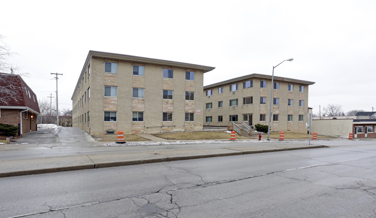 1422 S. 92nd Apartments in West Allis, WI - Building Photo