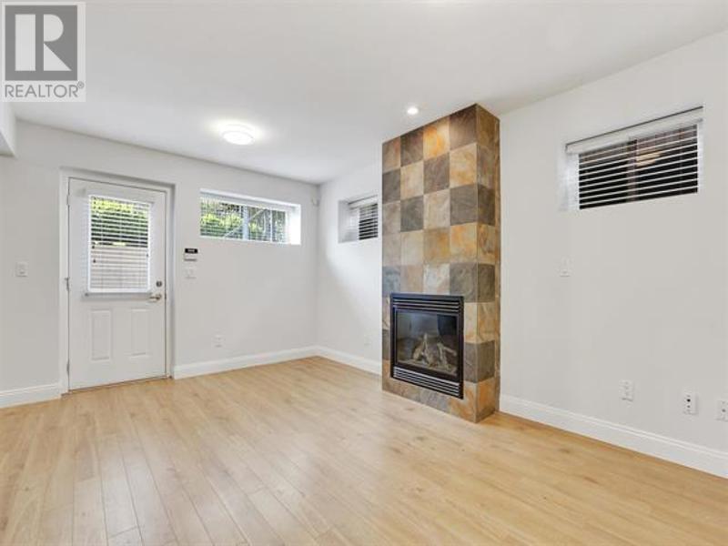 171 W Kings Rd in North Vancouver, BC - Building Photo