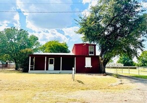 808 S Yosemite St in Iowa Park, TX - Building Photo