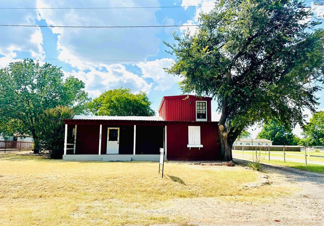 808 S Yosemite St in Iowa Park, TX - Building Photo