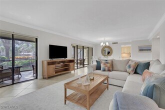 5964 Pelican Bay Blvd in Naples, FL - Foto de edificio - Building Photo