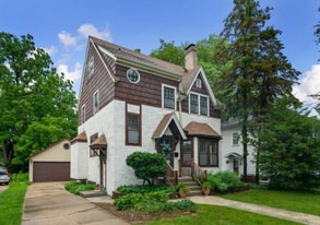 323 E Jefferson Ave in Wheaton, IL - Building Photo