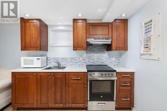 39 Cayuga Ave in Toronto, ON - Building Photo - Building Photo