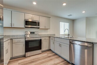 12110 Midnight Pine Rd in Las Vegas, NV - Building Photo - Building Photo