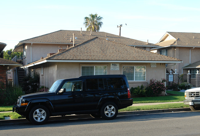 717 James St in Costa Mesa, CA - Foto de edificio - Building Photo