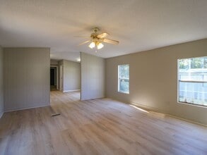 210 Cameron Cir in Muscle Shoals, AL - Building Photo - Building Photo