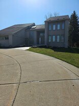 6463 Royal Pointe Dr in West Bloomfield Township, MI - Building Photo