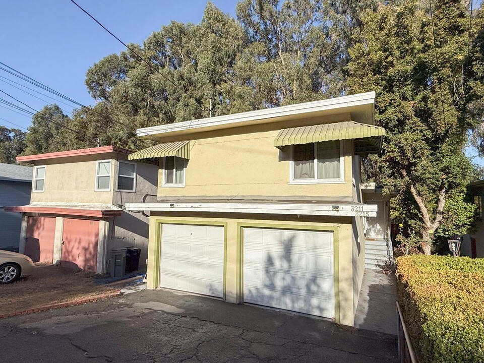 3211 Courtland Ave-Unit -3215 in Oakland, CA - Building Photo
