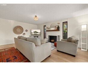 9326 SW 51st Ave in Portland, OR - Building Photo - Building Photo