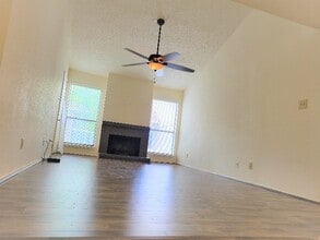 7900 N Stadium Dr, Unit 54 in Houston, TX - Building Photo - Building Photo