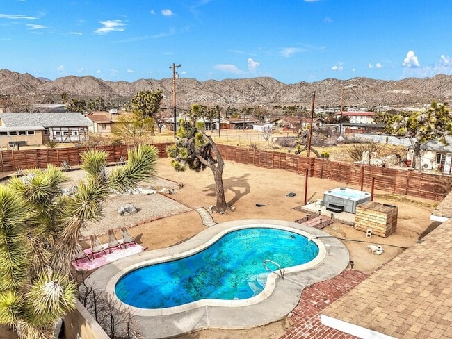 7552 Elk Trail in Yucca Valley, CA - Foto de edificio - Building Photo