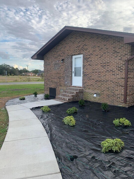 618 Hiawatha Rd-Unit -Unit A in Pembroke, NC - Building Photo