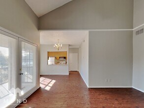 9747 Whitehurst Dr in Dallas, TX - Foto de edificio - Building Photo