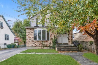 8 Jackson St in Glen Cove, NY - Foto de edificio - Building Photo