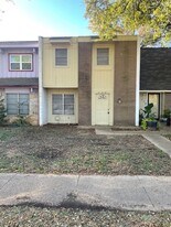 708 Cooper N Ct in Arlington, TX - Building Photo
