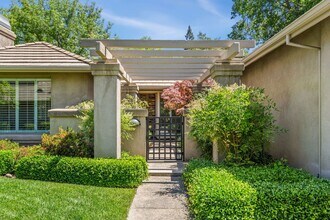 11270 Crocker Grove Ln in Gold River, CA - Foto de edificio - Building Photo