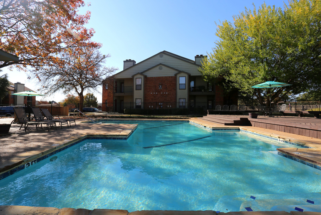 Bear Creek Villas in Euless, TX - Building Photo