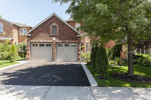 2074 Brays Ln in Oakville, ON - Building Photo