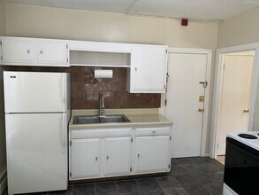 900 Broadway, Unit 1F in East Providence, RI - Building Photo - Building Photo