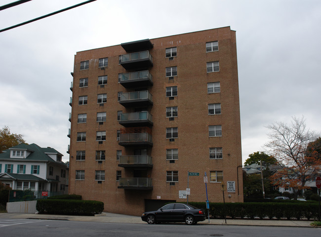 145 Valentine Ln in Yonkers, NY - Foto de edificio - Building Photo