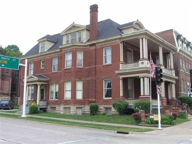 1005 Locust St in Dubuque, IA - Building Photo - Building Photo