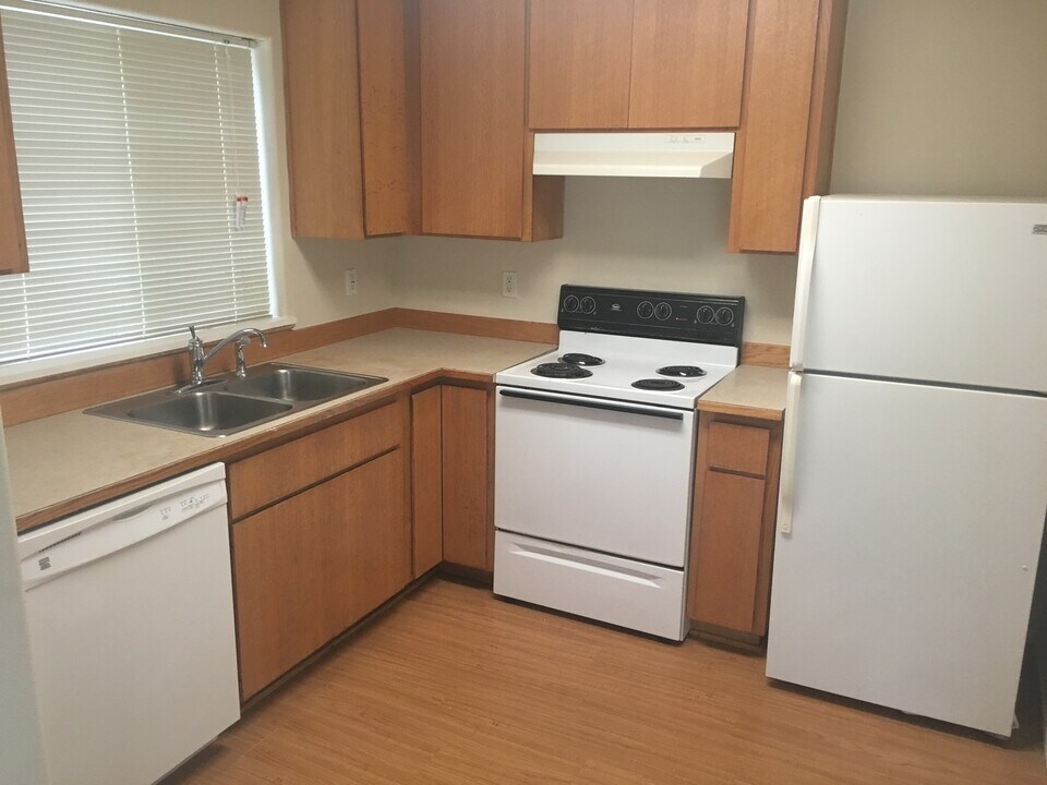 270 S 41st Pl in Springfield, OR - Building Photo