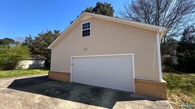 2106 Giles Dr NE in Huntsville, AL - Building Photo - Building Photo