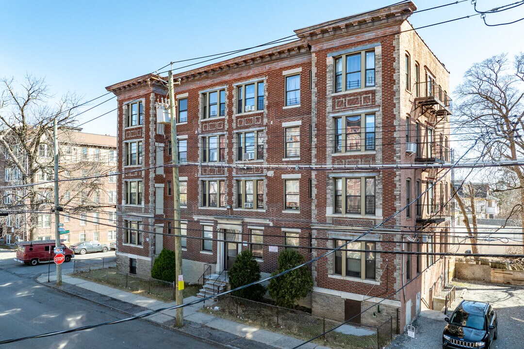 30 E 4th St in Mount Vernon, NY - Building Photo