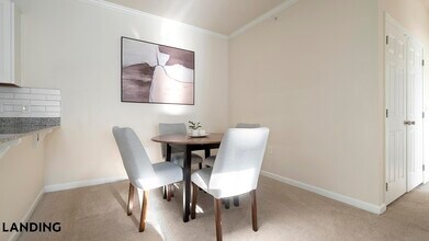 9015 Kings Grant Dr in Charlotte, NC - Foto de edificio - Building Photo