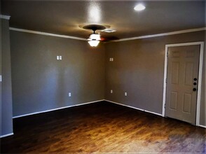 10001 Panther Way, Unit 704 in Woodway, TX - Foto de edificio - Building Photo