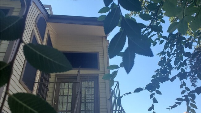 2425 Holly Hall St in Houston, TX - Foto de edificio - Building Photo