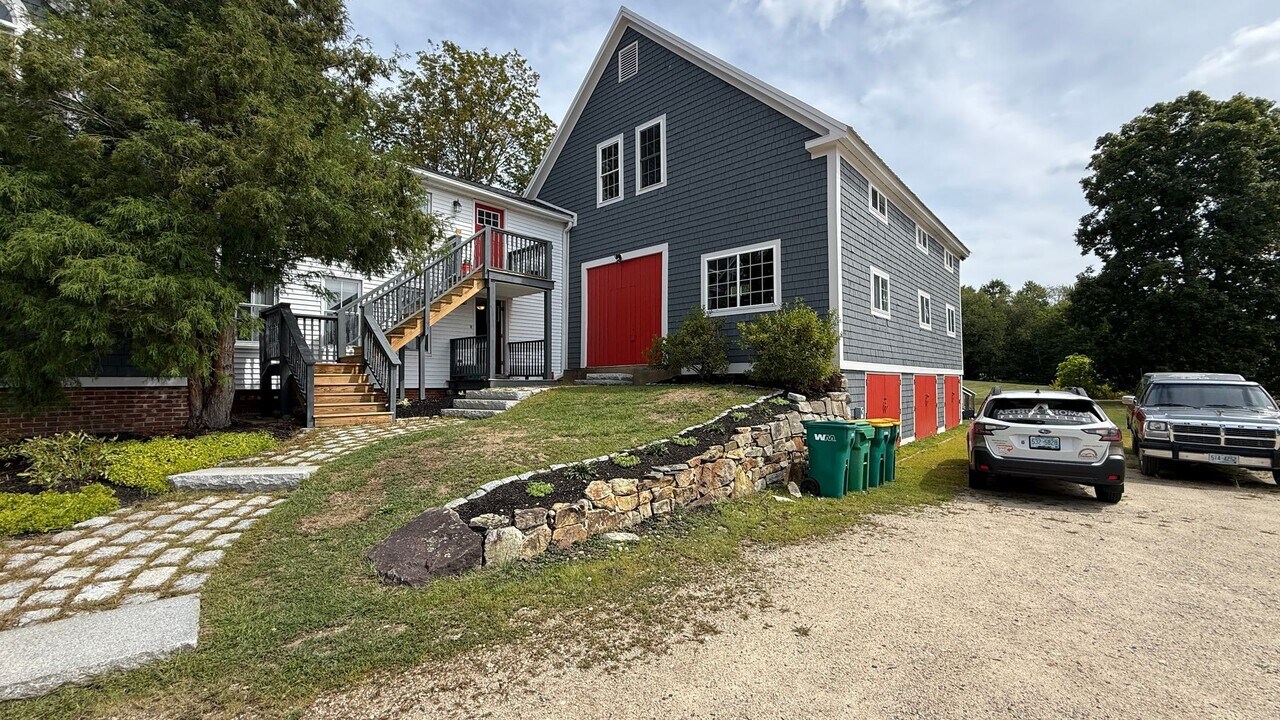 597 Portland St in Rochester, NH - Building Photo