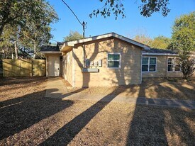105 Ila St, Unit A in Elgin, TX - Building Photo
