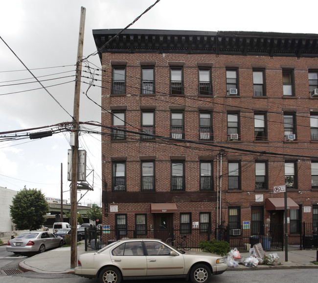 707 Henry St in Brooklyn, NY - Building Photo - Building Photo