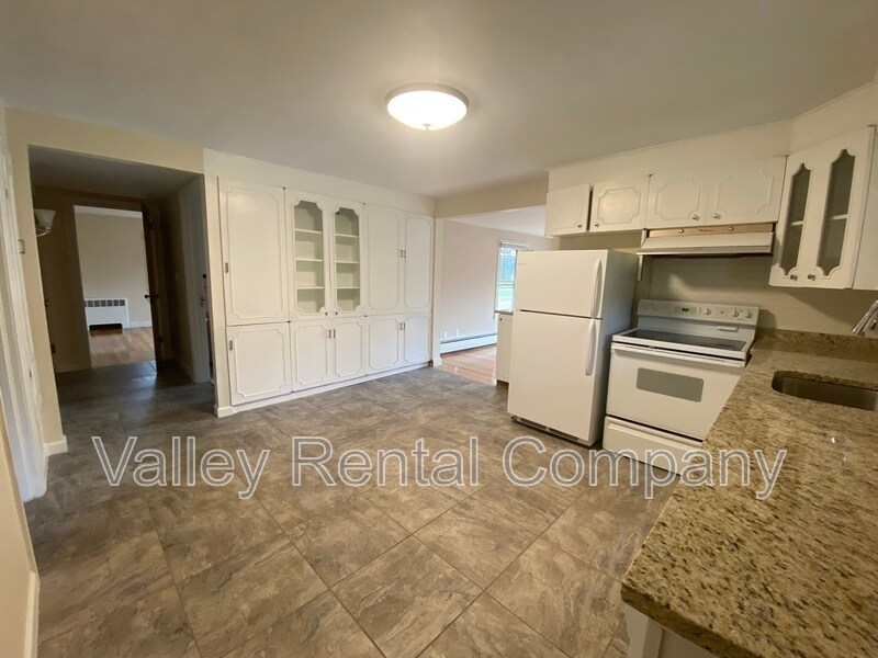 70 Lyman St in South Hadley, MA - Building Photo