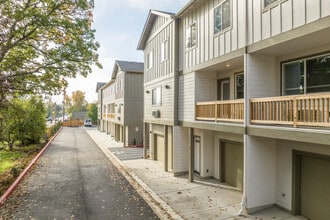 Forest Grove Townhomes in Forest Grove, OR - Foto de edificio - Building Photo