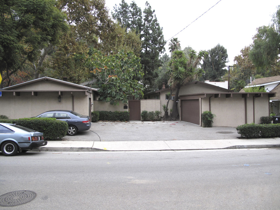 2290-2300 Holly Dr in Los Angeles, CA - Building Photo