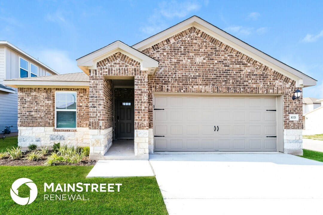 1021 Round Bale Rd in Hutto, TX - Foto de edificio