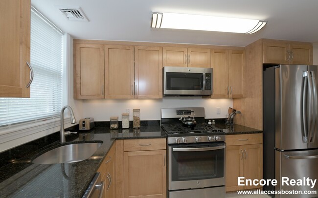 140 Thornton Rd, Unit #2DLX in Chestnut Hill, MA - Building Photo - Building Photo