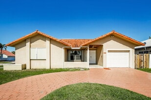 10495 SW 68th St, Unit 100 in Miami, FL - Building Photo