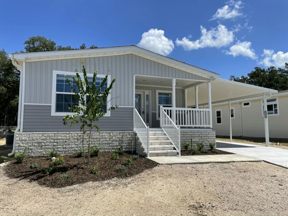 Crystal Lake - Zephyrhills-A 55+ Community in Zephyrhills, FL - Foto de edificio