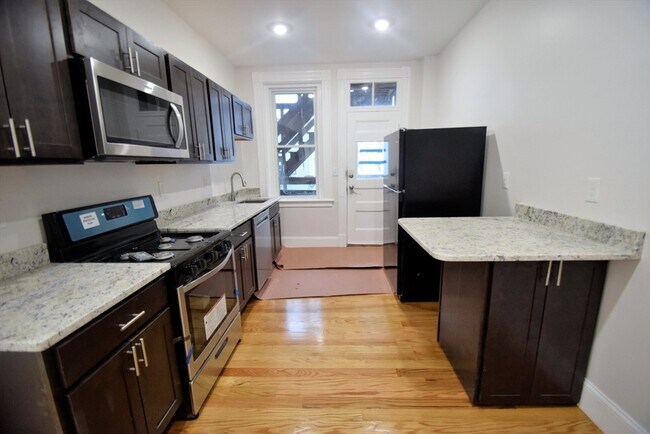 31 Harvard St, Unit 2 in Brookline, MA - Building Photo - Building Photo