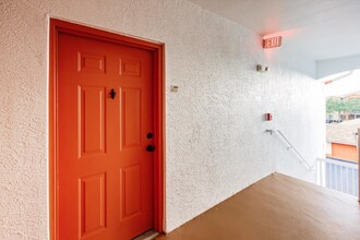 6321 Aragon Way, Unit 306 in Ft. Myers, FL - Foto de edificio - Building Photo