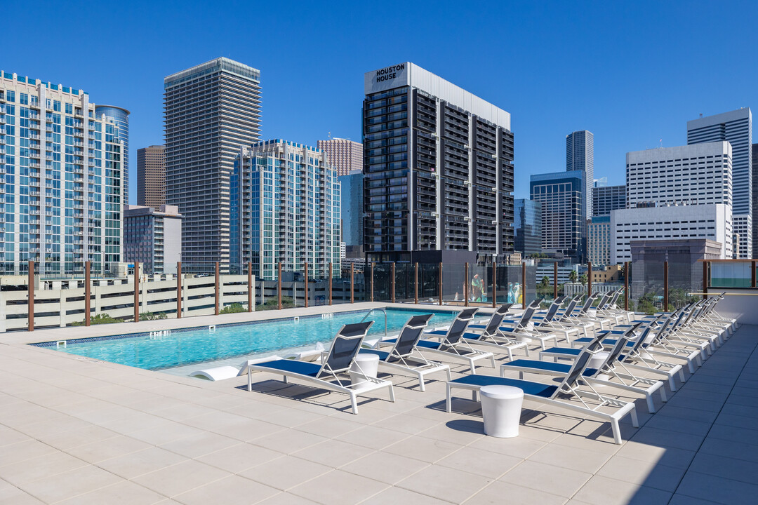 Eighteen25 Downtown in Houston, TX - Building Photo