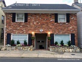10 Royal St SE in Leesburg, VA - Building Photo